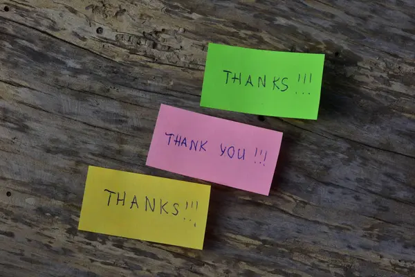 Mesaj için teşekkürler. Pembe yeşil ve sarı notlar için teşekkür ederim. Tahta ahşap ahşap kaplama arka planda.