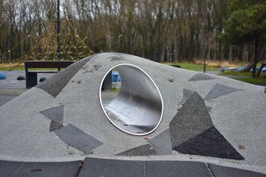 Sonbaharda çocukların eğlence amaçlı oyun parkı tüneli. Oyun alanı ekipmanları.