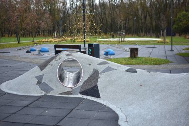 Sonbaharda çocukların eğlence amaçlı oyun parkı tüneli. Oyun alanı ekipmanları.