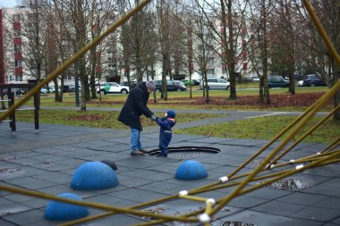 Büyükannem trambolinde, halk parkında torunuyla oynuyor. Büyükbaba torunuyla dışarıda vakit geçiriyor. İki nesil birbirine bağlandı..