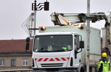 Şehirdeki vinç tamircisi servis kamyonu.