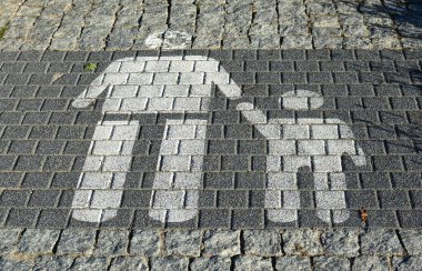 Yaya geçitleri, yaya yolu yüzeyini imzalıyor. İnsanlar yolda çizilen yolu imzalarlar