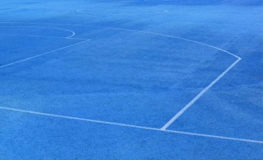 Beyaz çizgili mavi spor alanı