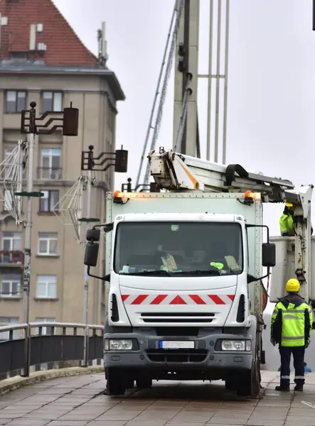 Şehirdeki vinç tamircisi servis kamyonu.