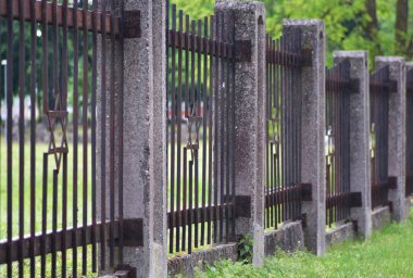 Yahudi mezarlığında altı köşeli Davud Yıldızı sembollerini tekrarlayan metal bir çitin perspektif görüntüsü. Yahudi mirasını, hafızasını ve ruhaniliğini temsil eden tarihi, sembolik bir tasarım..