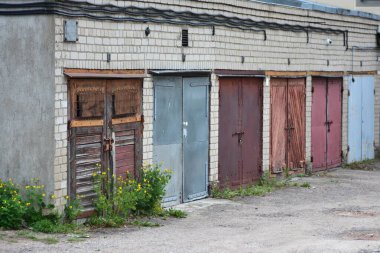Avrupa 'daki eski Sovyet garajları kooperatiftir. Depolama ve araba tamiri için farklı renkte kapılar. Sovyetler Birliği 'nin eski tuğla Sovyet garajı..