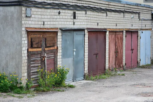 Avrupa 'daki eski Sovyet garajları kooperatiftir. Depolama ve araba tamiri için farklı renkte kapılar. Sovyetler Birliği 'nin eski tuğla Sovyet garajı..