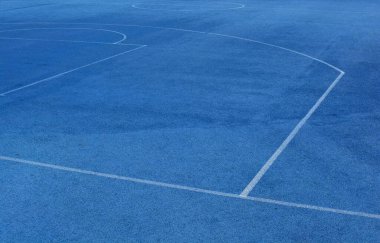 Beyaz çizgilerle kaplı mavi spor sahası. Basketbol sahası.
