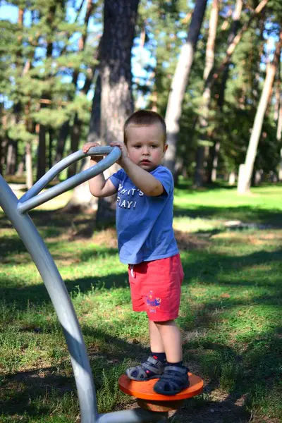 Küçük çocuk parkta spor malzemeleriyle antrenman yapıyor. Açık havada spor yapan bir çocuk..
