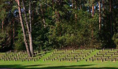 Doğada ahşap bankları ve ağaçları olan amfitiyatrolar. Şarkı yarışmaları için Avrupa 'da açık hava amfi tiyatrosu.
