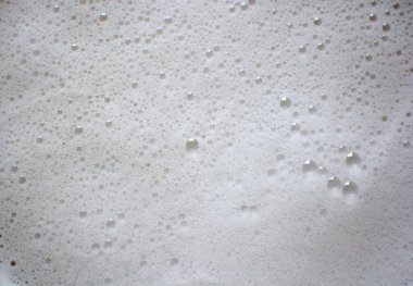 Köpüklü sabun köpüğü. Sabun köpüğü yakın plan. Beyaz köpük arkaplan.