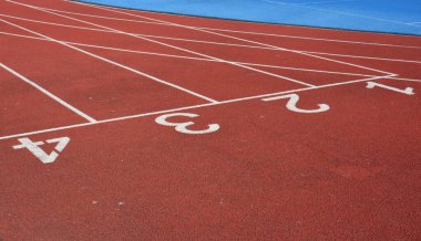 Beyaz çizgileri ve numaraları olan kırmızı ve mavi spor sahaları