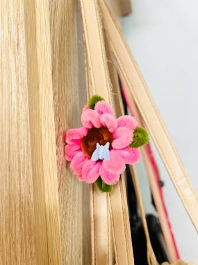 Bir çiçeğe yaklaş.