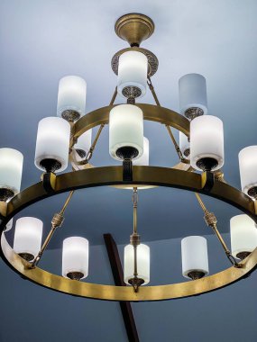 Avizeli avize ve beyaz arka planda avize..