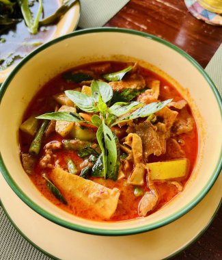 Kıymalı Tayland baharatlı çorba.