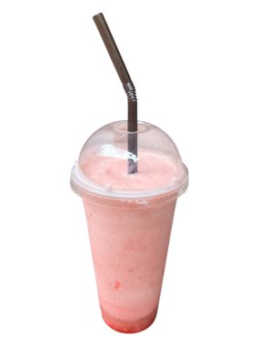 Beyaz arka planda bir bardak çilekli dondurma.