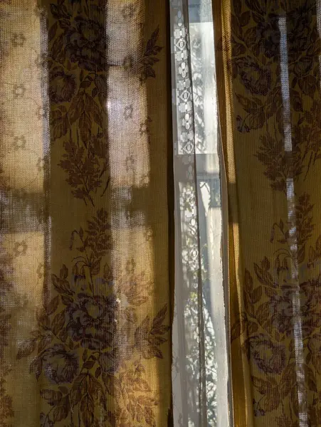 Penceresi olan eski ahşap bir ev