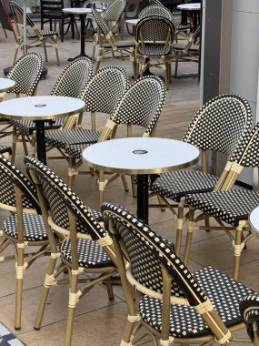 Yaz günü boş masaları ve sandalyeleri olan bir sokak kahvesi..