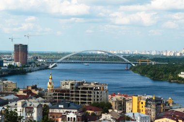 kiev. Dinyeper Köprüsü ve Dinyeper Nehri. hava görünümü.