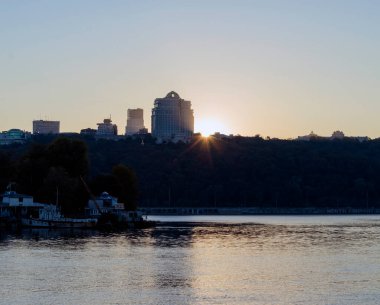 Dinyeper nehrinin üzerinde gün batımı