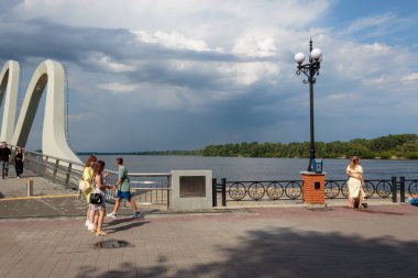 Dinyeper nehrinin üzerindeki yaya köprüsü.