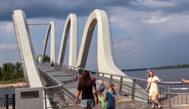 Kyiv, Ukrayna: İnsanlar Kyiv 'deki yaya köprüsünde yürüyor.