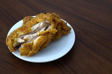 Kızarmış tavuk kanatları beyaz bir plaka üzerinde