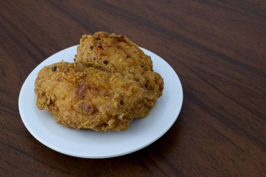 Kızarmış tavuk kanatları beyaz bir plaka üzerinde