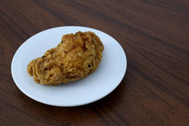 Kızarmış tavuk kanatları beyaz bir plaka üzerinde