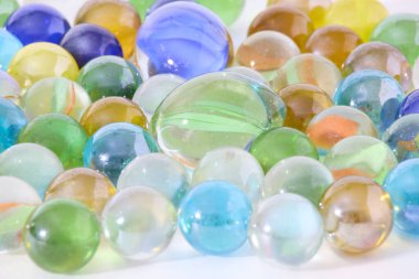 Beyaz arkaplanda renkli cam toplar