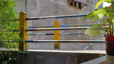 Yanında yeşil bitkiler olan küçük renkli bir köprü.