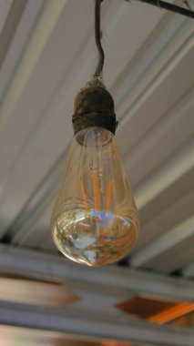 Çatı kiremitlerinin arkaplanı ile yakın plan çekilmiş bir lamba