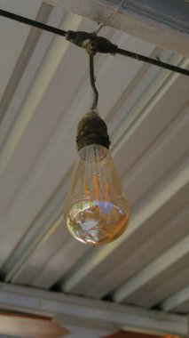 Alt açıdan çekilmiş bir ışık.