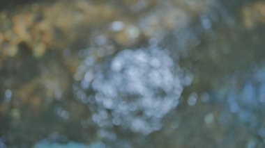 Su yansımasının bulanık bir fotoğrafı.