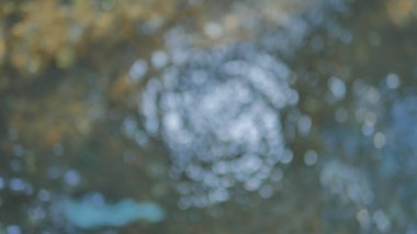 Su yansımasının bulanık bir fotoğrafı.