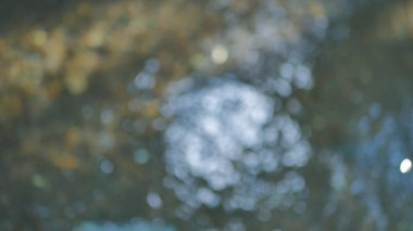 Su yansımasının bulanık bir fotoğrafı.