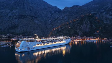 Karadağ 'ın Tivat kenti yakınlarındaki Kotor körfezinde bir feribot gezisi. Bir İHA görüntüsü