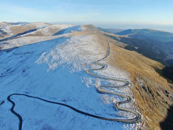 Romanya 'daki Transalpina yolu, insansız hava aracı manzaralı
