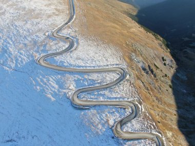 Romanya 'daki Translapina yolu. İnsansız hava aracının görüntüsü.