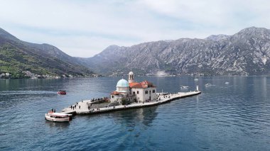 Karadağ 'ın Perast kenti yakınlarında Gospa od krpjela (Kotor Körfezi' nin ortasındaki kilise). İnsansız hava aracının görüntüsü.