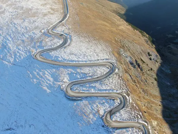Romanya 'daki Translapina yolu. İnsansız hava aracının görüntüsü.