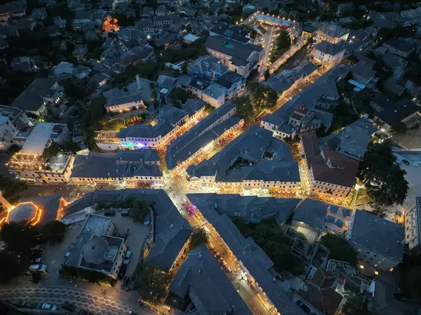 Cirokastr, Arnavutluk, gece. İnsansız hava aracının görüntüsü.