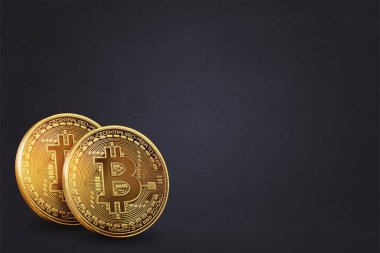 İki altın bitcoin kripto para biriminin dijital arkaplanı bir tarafa üç boyutlu olarak yerleştirilmiş