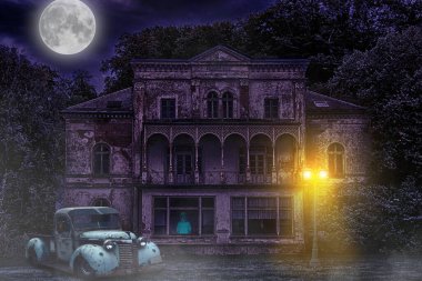 Perili, terk edilmiş bir ev, ormanın derinliklerinde yalnız ve sisli bir gecede ön tarafta hasarlı bir arabayla kötü bir ruh tarafından istila edilmiş.