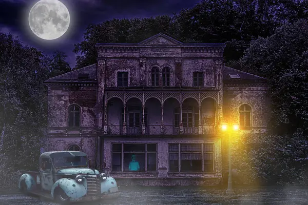 Perili, terk edilmiş bir ev, ormanın derinliklerinde yalnız ve sisli bir gecede ön tarafta hasarlı bir arabayla kötü bir ruh tarafından istila edilmiş.