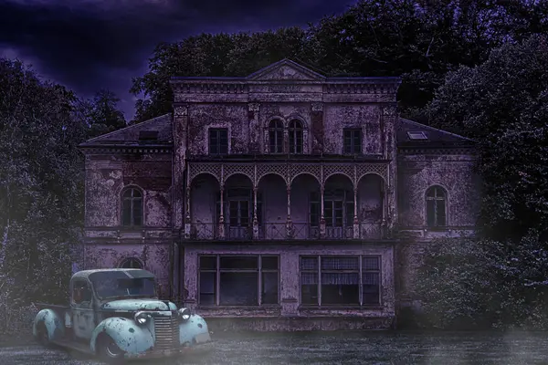 Perili, terk edilmiş bir ev. Önünde hasarlı bir araba var. Ormanın derinliklerinde yalnız ve sisli bir gecede.