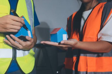 Endüstriyel mühendislerden oluşan bir ekip, fabrikadaki masada bulunan makine planlarını analiz ediyor. Fabrikada ya da üretim tesisinde çalışıyorum..