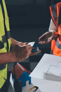 Endüstriyel mühendislerden oluşan bir ekip, fabrikadaki masada bulunan makine planlarını analiz ediyor. Fabrikada ya da üretim tesisinde çalışıyorum..