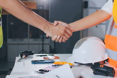 Endüstriyel mühendislerden oluşan bir ekip, fabrikadaki masada bulunan makine planlarını analiz ediyor. Fabrikada ya da üretim tesisinde çalışıyorum..