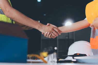 Endüstriyel mühendislerden oluşan bir ekip, fabrikadaki masada bulunan makine planlarını analiz ediyor. Fabrikada ya da üretim tesisinde çalışıyorum..